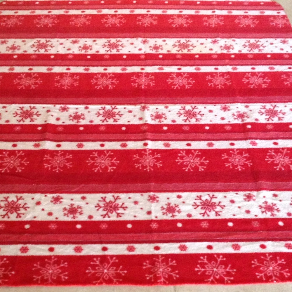 Red throw/lap blanket - Picture 3 of 4